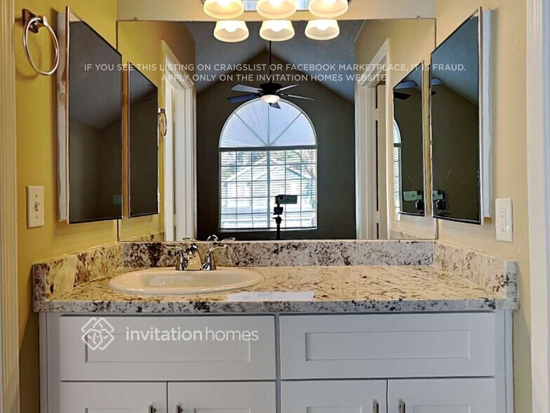 Building Photo - 441 S Maple