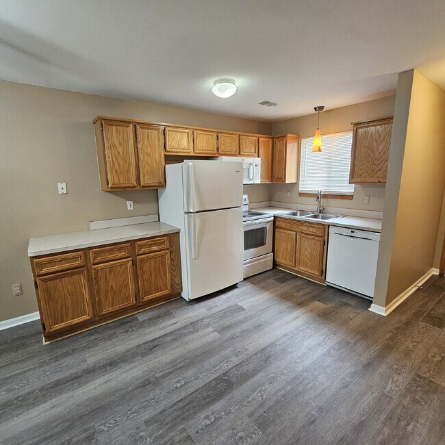 Building Photo - 2 Bedroom Lower Condo w/ Private Entrance....