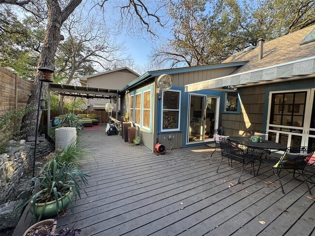 Building Photo - 807 Leonard St