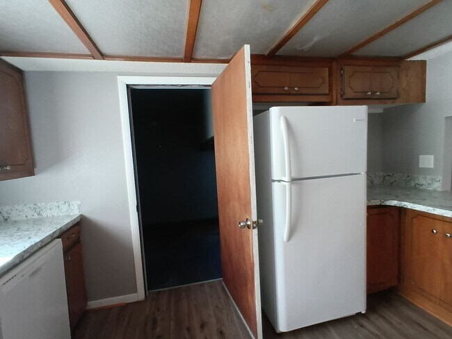 Building Photo - Clean Home