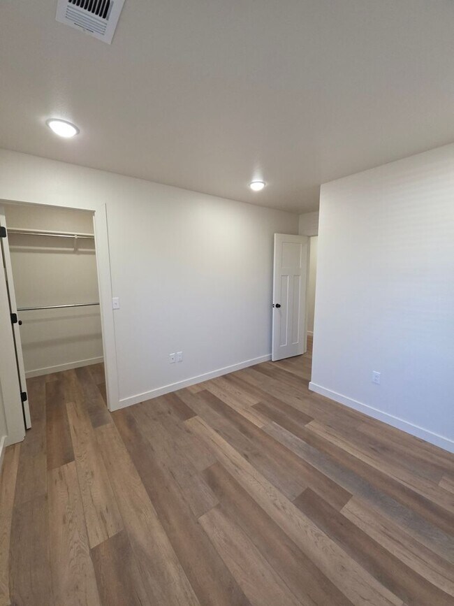 Building Photo - 703 W 12th St