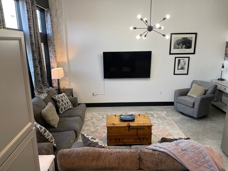 60 INCH SMART TV - 475 S Hickory St