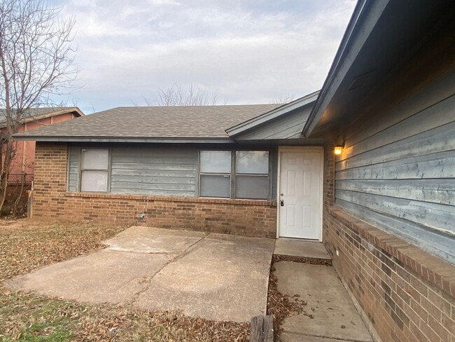 Building Photo - 3 bedroom 2 bath