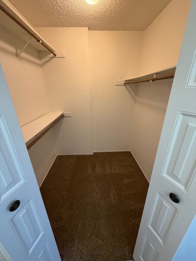 Building Photo - 4 Bedroom | 3 Bathroom | Home in Roseville