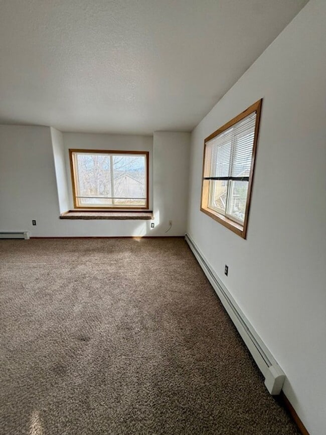 Building Photo - 2 Bedrooms 1 Bathroom - 4 Plex - Belgrade