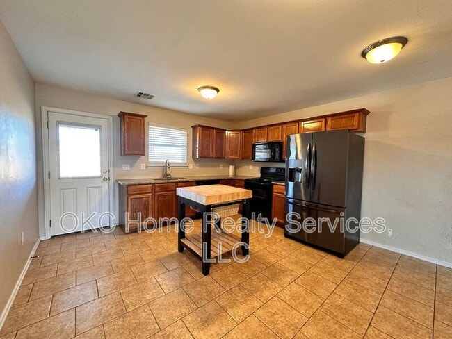 Building Photo - 4501 SE 78th St