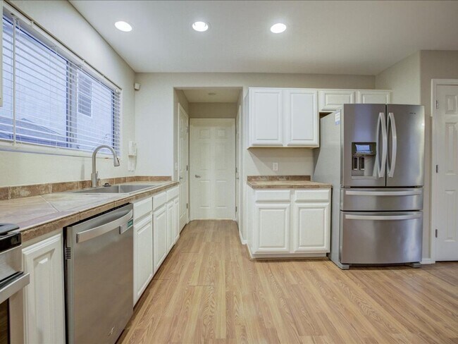 Building Photo - 2 Bedroom, 2.5 Bath