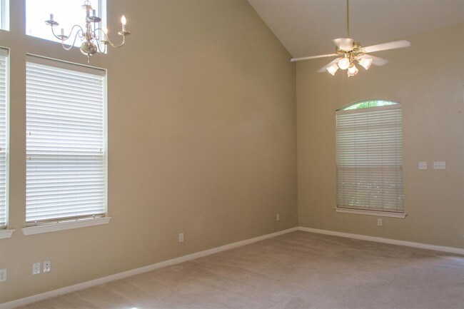 Building Photo - 340 Meadow Park