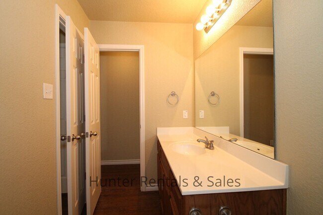 Building Photo - Spacious three-bedroom