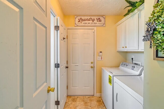 Building Photo - 1139 Curry Ford Dr