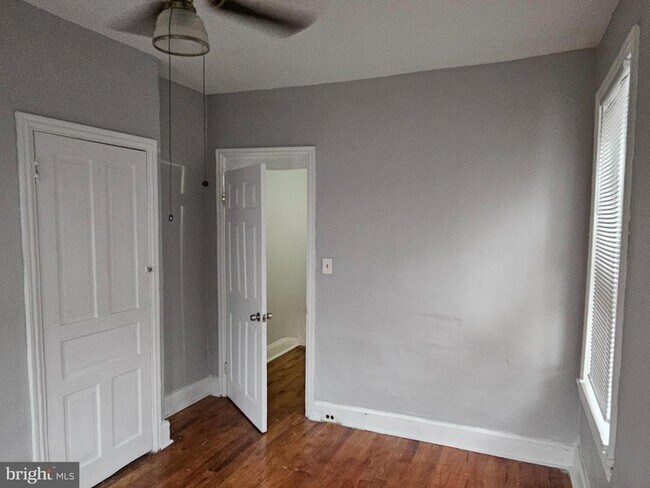 Building Photo - 1528 W Oakdale St