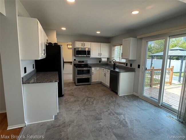 Building Photo - 35865 Ashford Dr