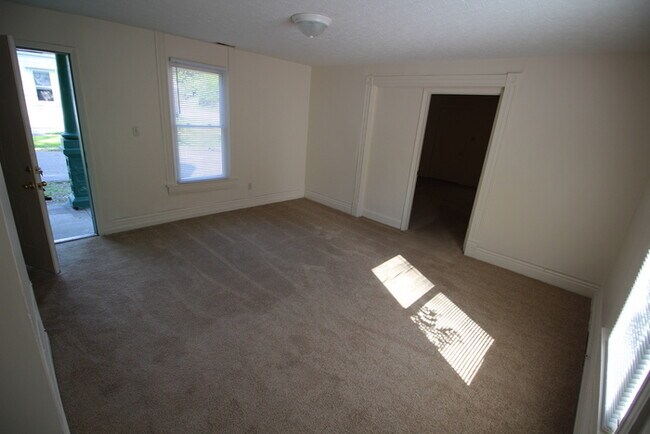 Building Photo - 3 Bedroom unit