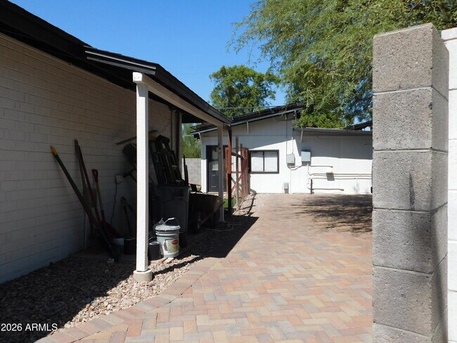 Building Photo - 1618 W Gardenia Dr