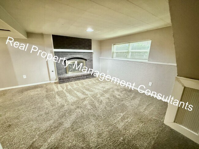 Building Photo - $600 Rent Credit on 3 Bedroom Split-Level ...