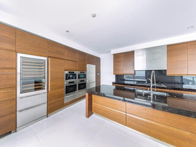 Building Photo - 800 South Pointe Dr