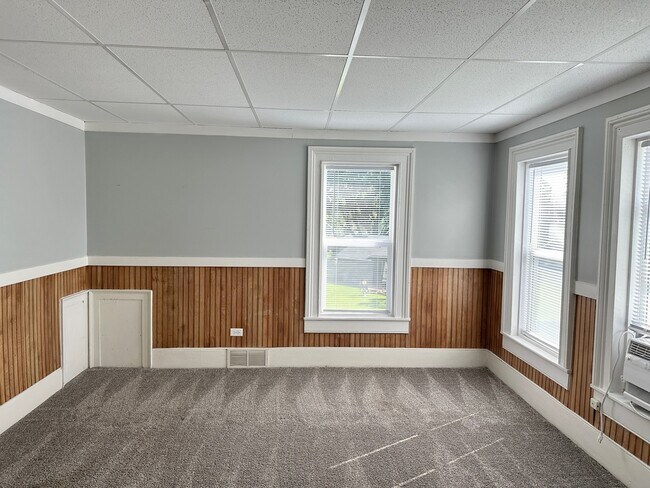Building Photo - 326 Railroad St