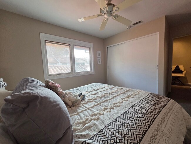 Building Photo - 2 Bedroom 2.5 Bath Town House in West Ventura