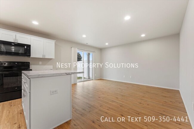 Building Photo - 3 Bed, 2.5 Bath Duplex, WSG included