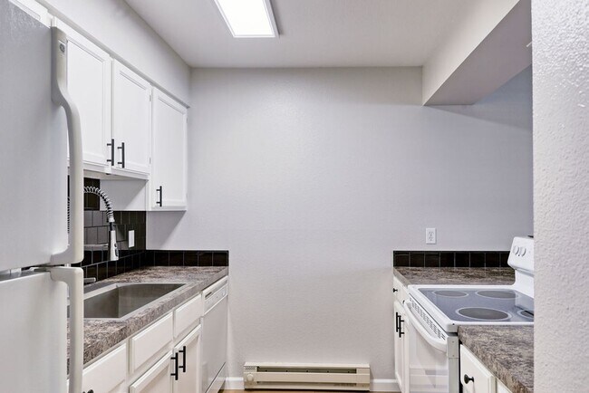 Building Photo - Students Welcome! Move In Special-$200 Off 1st Months Rent! Fantastic & Classy 2-Bed 2-Bath Ranch...