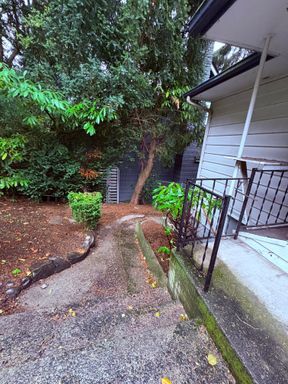 Building Photo - Freshly Painted Large Queen Anne Home! $3295