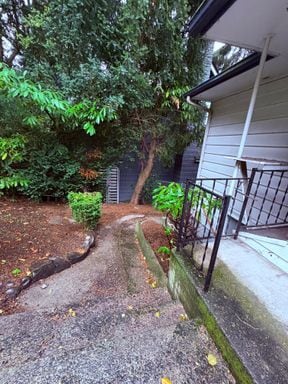 Building Photo - Freshly Painted Large Queen Anne Home! $3495