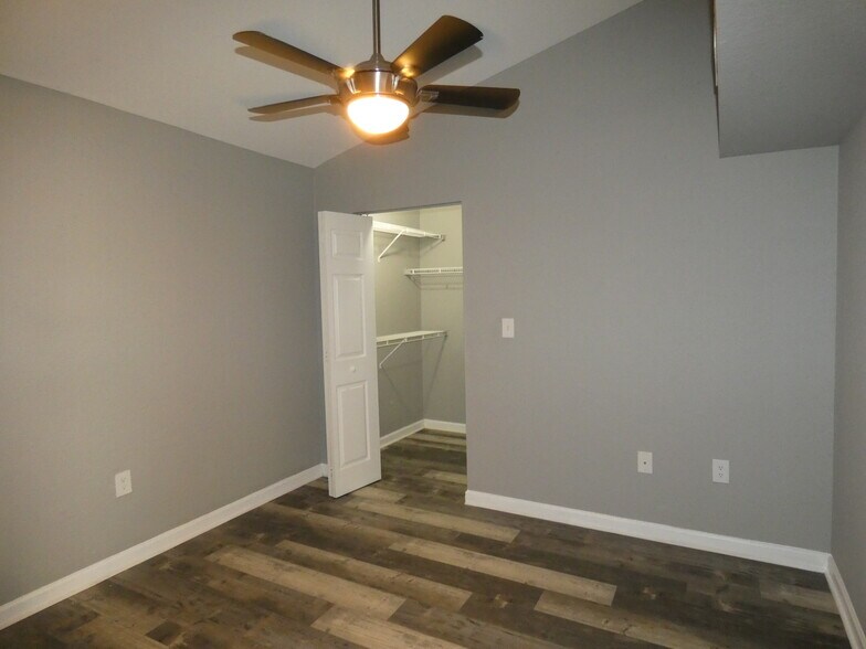 Building Photo - 2850 N Oakland Forest Dr