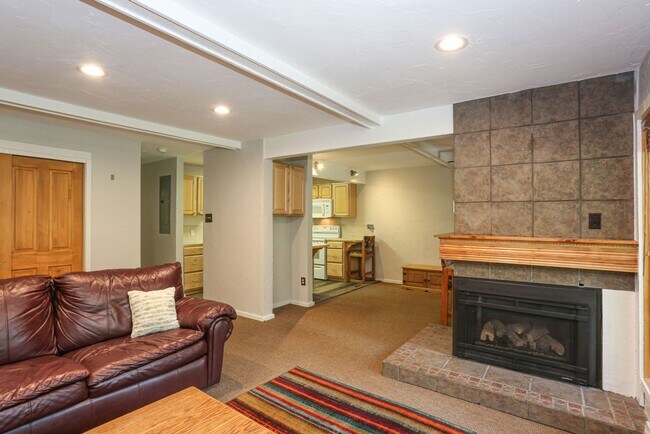 Building Photo - 815 Columbine Rd