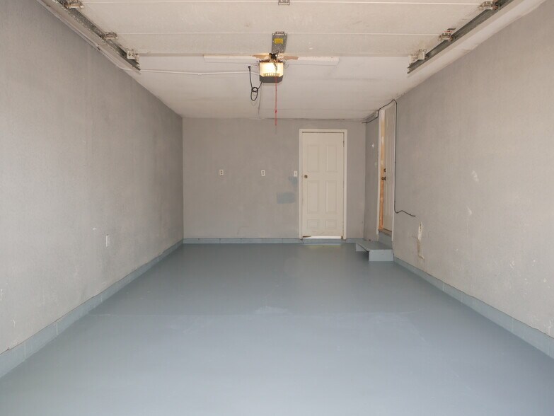 Building Photo - 8945 Mariposa Dr