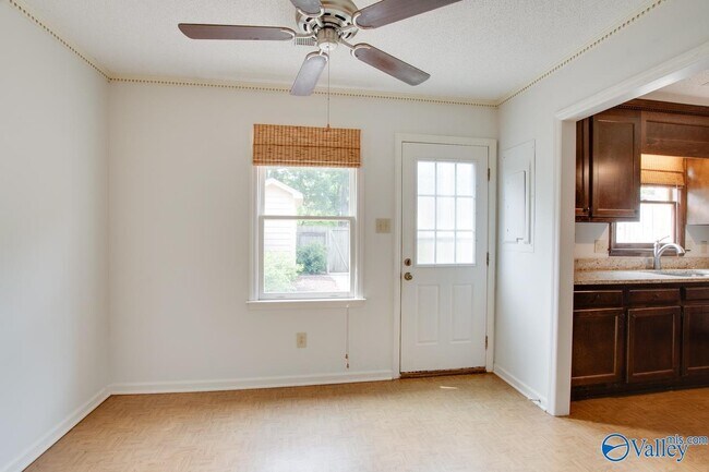 Building Photo - 1008 Heatherwood Dr SE