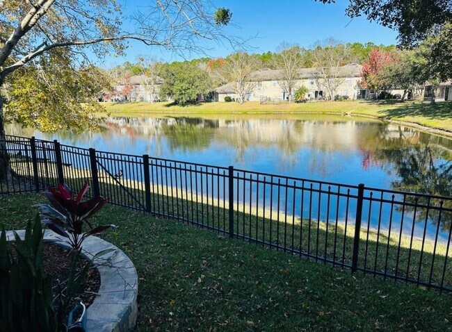 Building Photo - 1630 Vineland Cir