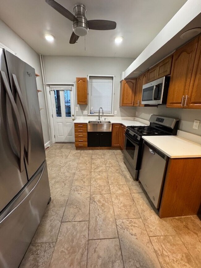 Building Photo - Looking for spacious house check this one out.