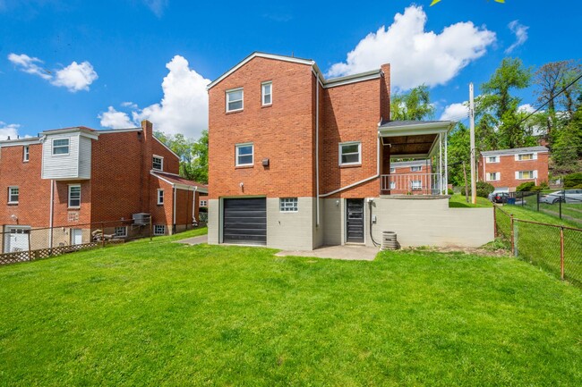 Building Photo - AVAILABLE JUNE 1ST!! STUNNING 3 BEDROOM IN...