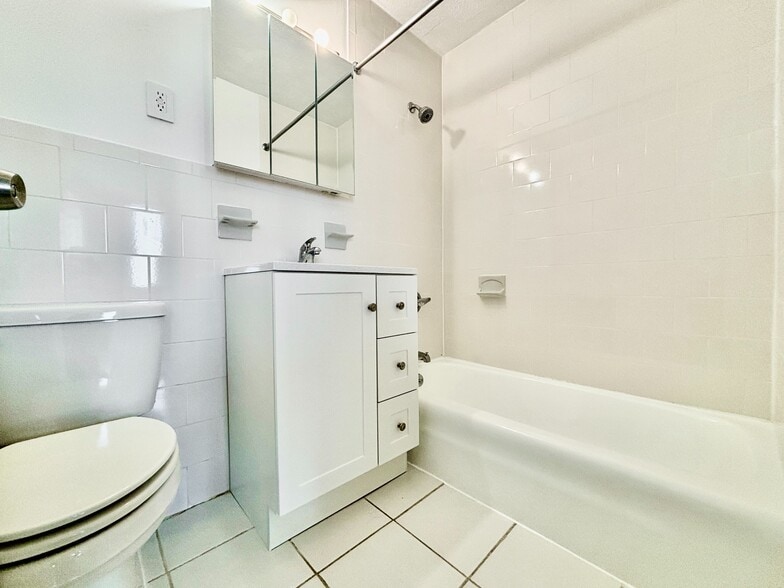 Building Photo - 3333 Broadway