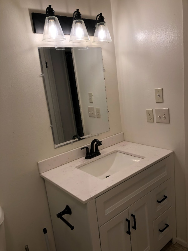 Building Photo - 946 Silver Lake Rd