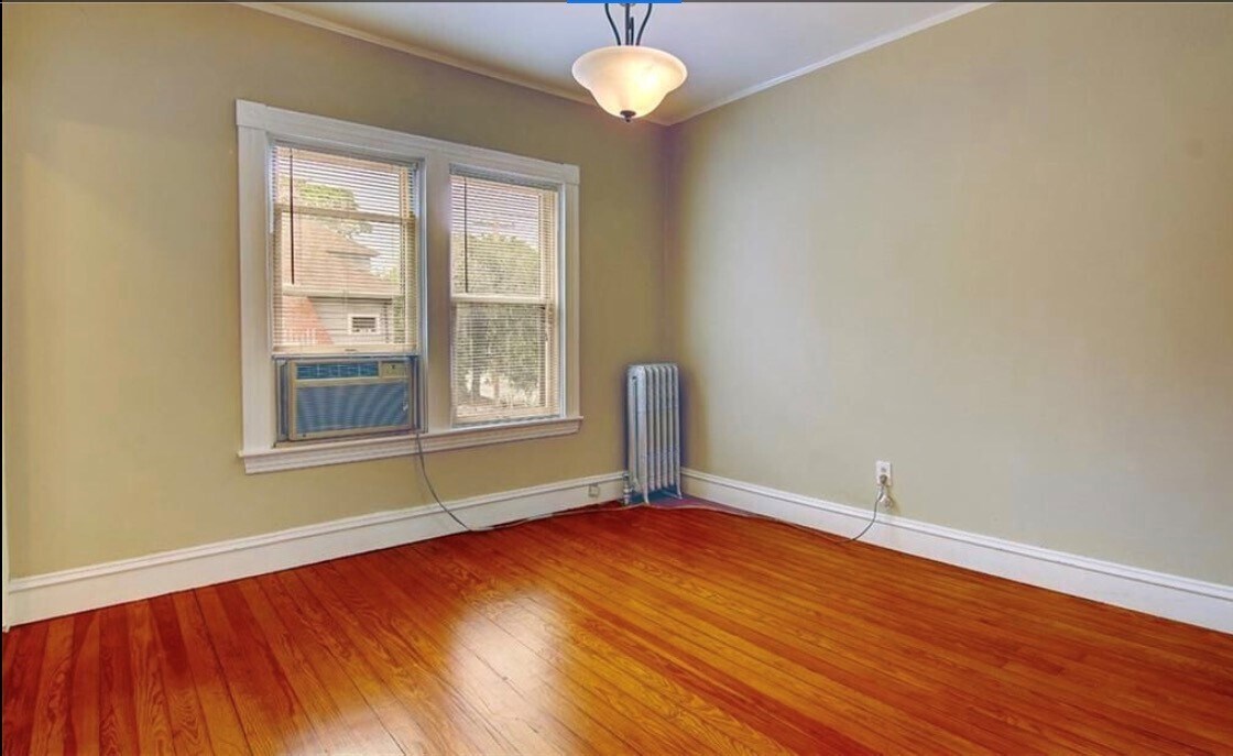 1st bedroom - 173 Rochambeau Ave