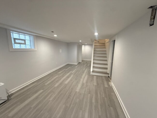 Building Photo - Available Now - Single Family House 5 Bedroom 2 Bath located in Roseland Area