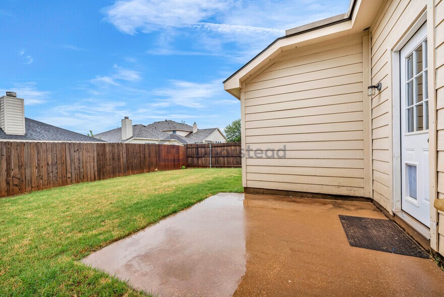 Building Photo - 523 Elk Run Dr