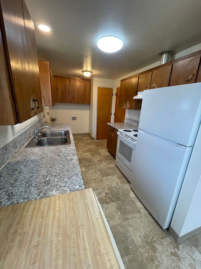 Building Photo - Great Pet Friendly Two Bedroom Duplex in Lebanon!