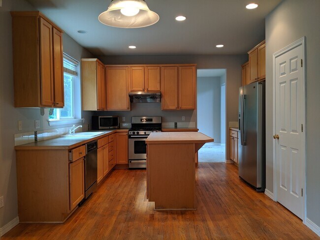 Building Photo - Stunning 2 Story 4 Bed 2.5 Bath Home in Re...