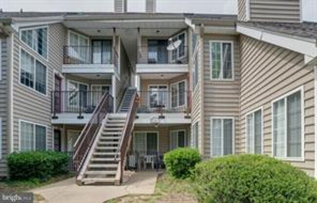 Primary Photo - TOP FLOOR CONDO WITH ONE BEDROOM, DEN WITH...
