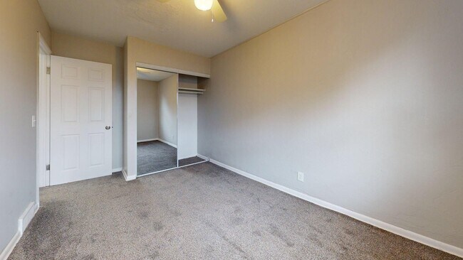 Building Photo - Elyria - updated 2 bedroom/1 bath townhouse.