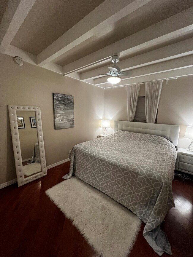 Building Photo - 904 NE 20th Ave