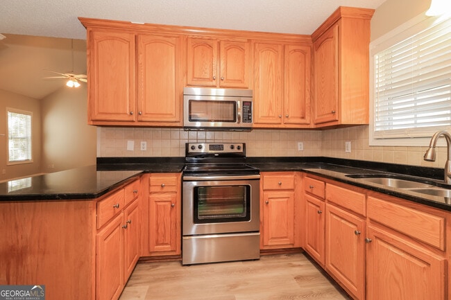 Building Photo - 13 Windrush Dr