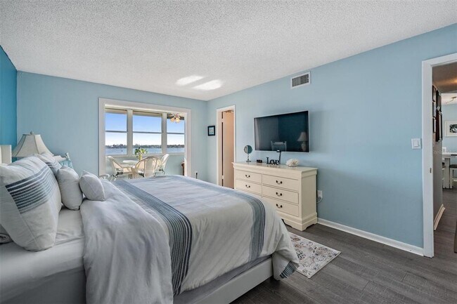 Building Photo - 4550 Cove Cir
