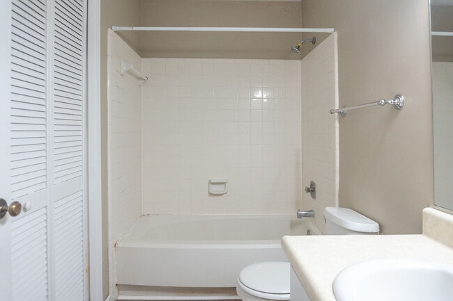 Building Photo - 733 Pointe Ct