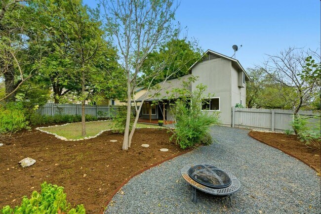 Building Photo - 9312 Roxanna Dr