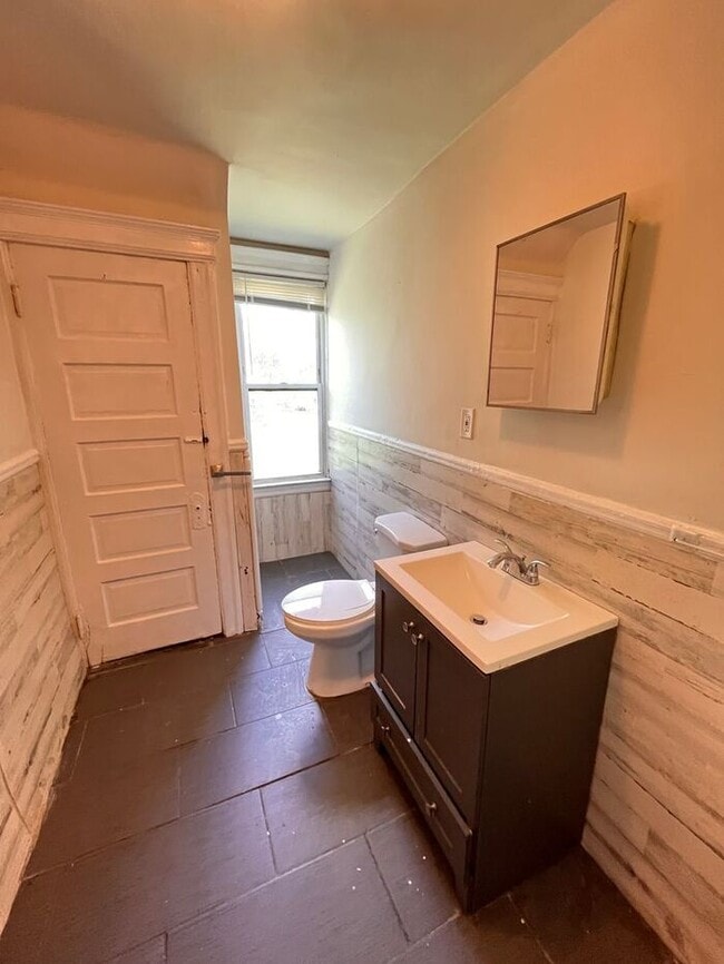 Building Photo - Cozy 2-Bedroom Apartment in Prime Location...