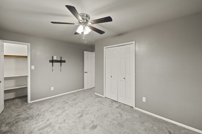 Building Photo - 5647 Old Farm Cir E