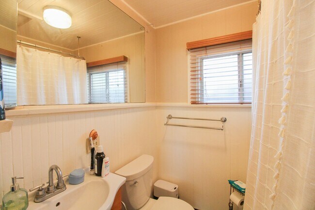 Building Photo - Charming 1 bedroom, 1 bathroom home